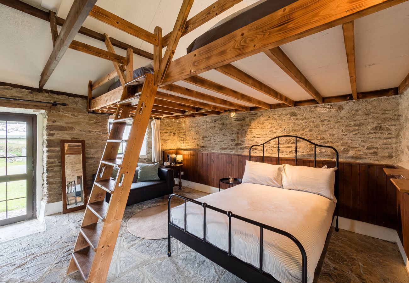 Master Bedroom and Mezzanine Level  Ventry Farm Rainbow Cottage 