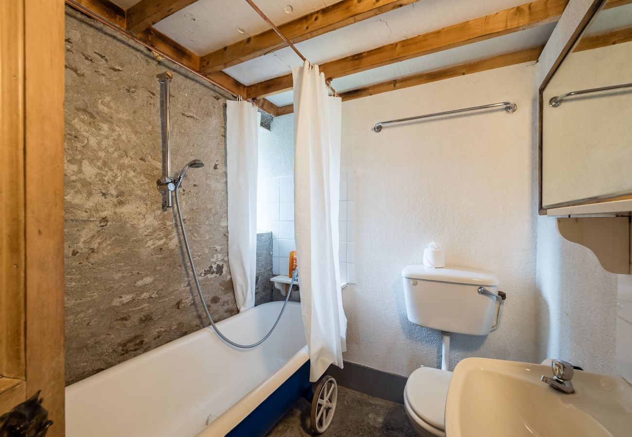 Bathroom with amenities Ventry Farm Rainbow Cottage 