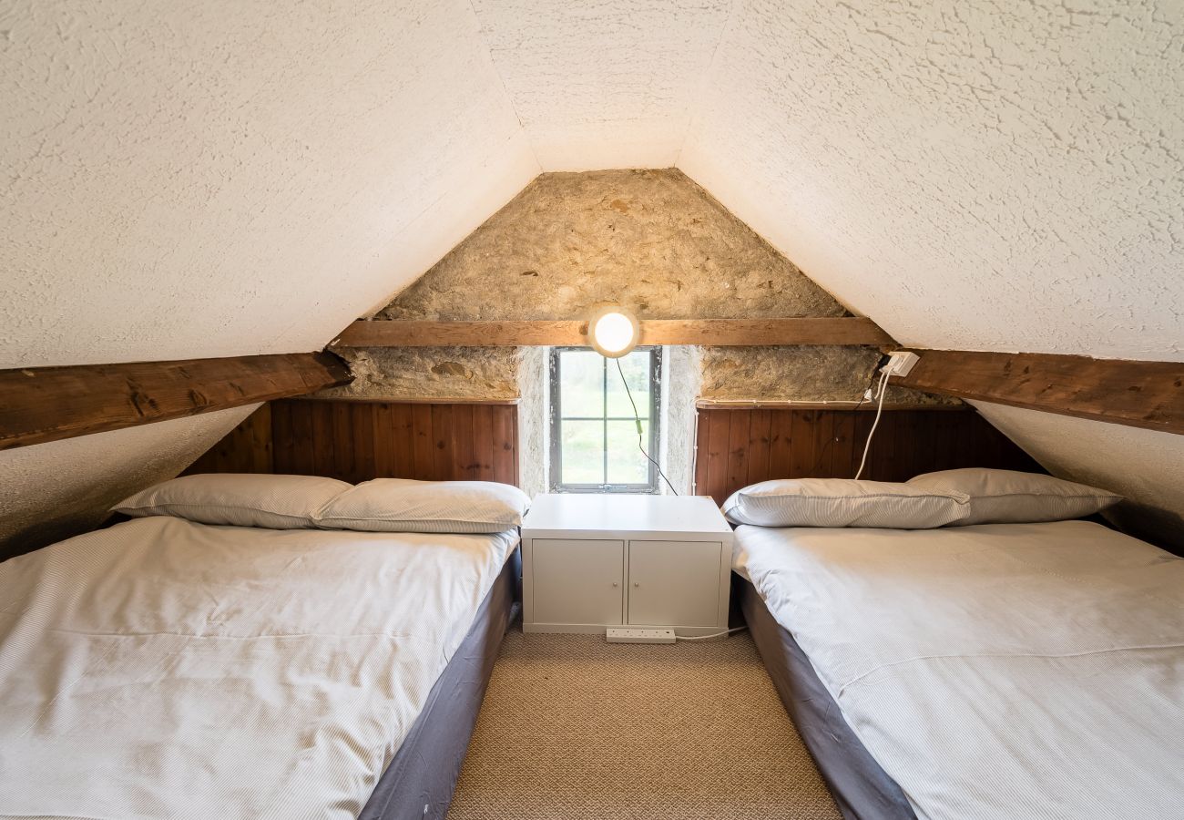 Mezzanine level bedroom with 2 double beds Rainbow Cottage 