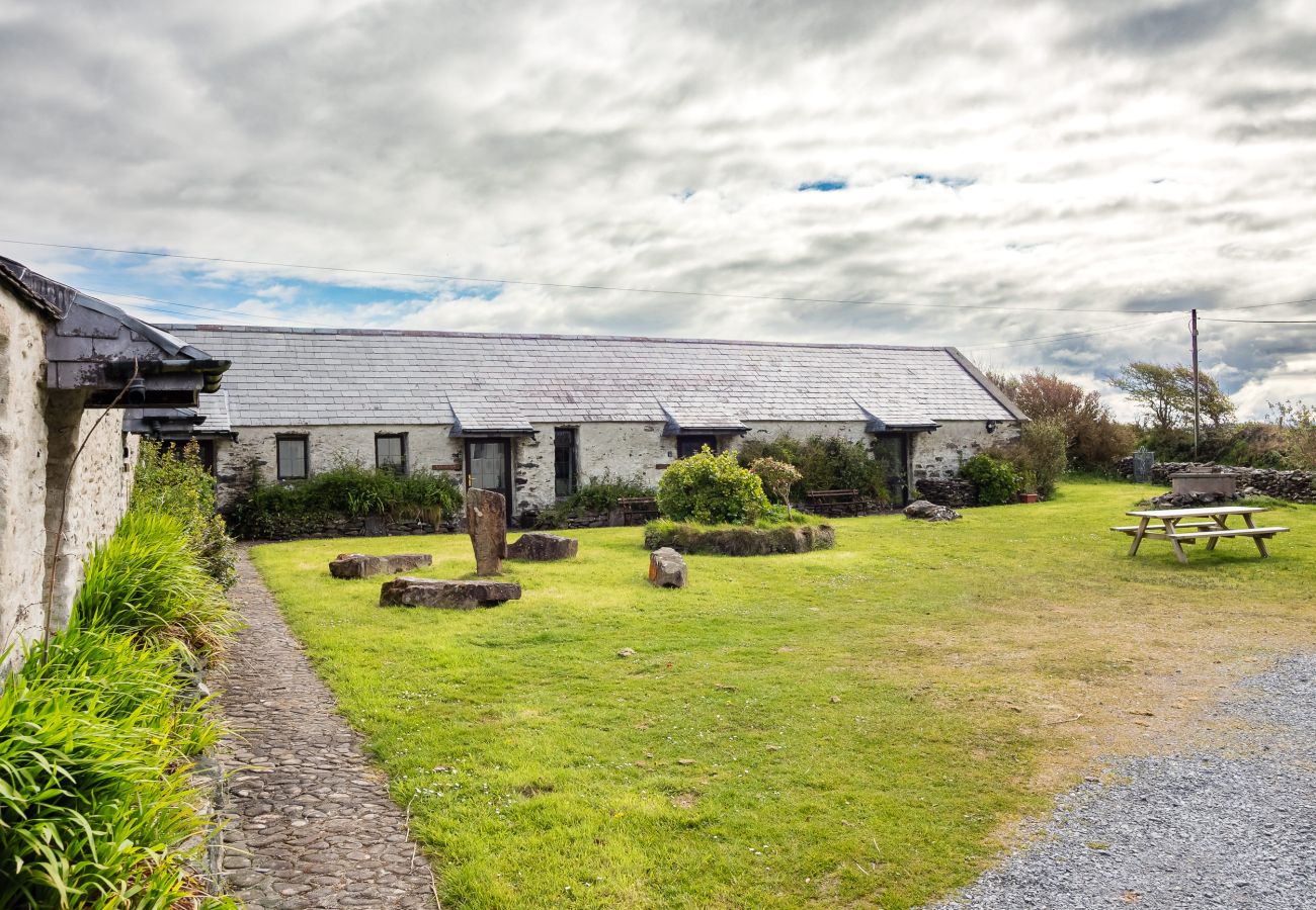 Large Garden space with picnic bench Ventry Farm Rainbow Cottage