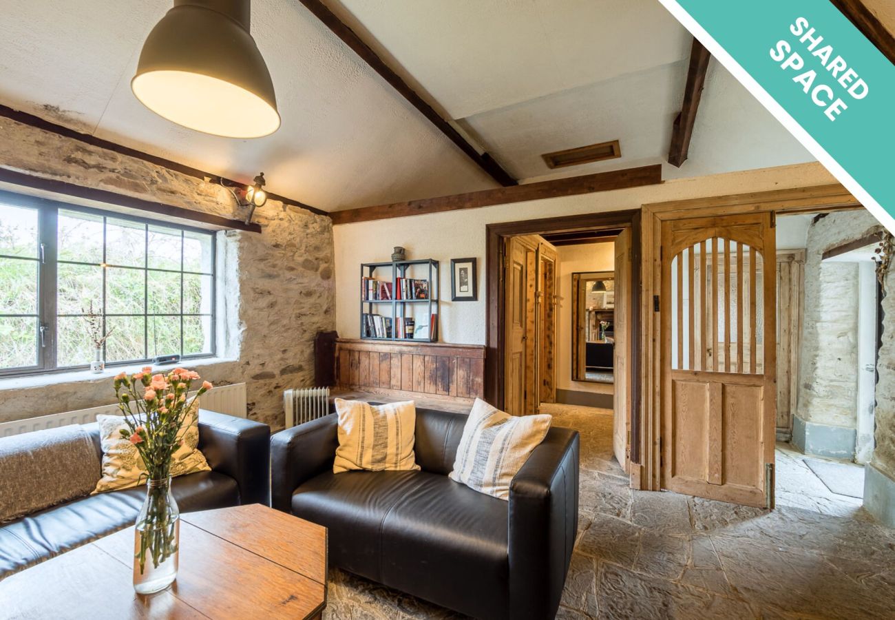 Shared living room space Ventry Farm Rainbow Cottage 