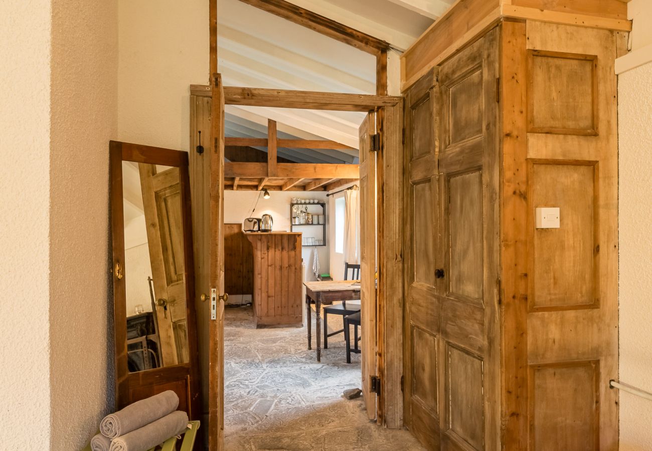 Hallway leading to kitchen Ventry Farm Parlour Cottage 