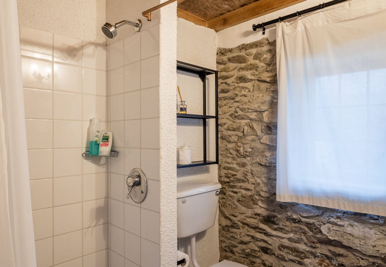 Bathroom shower area Ventry Farm Parlour Cottage