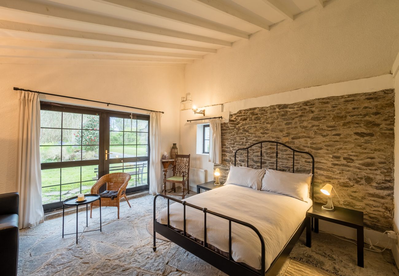 Master bedroom Ventry Farm - Parlour Cottage