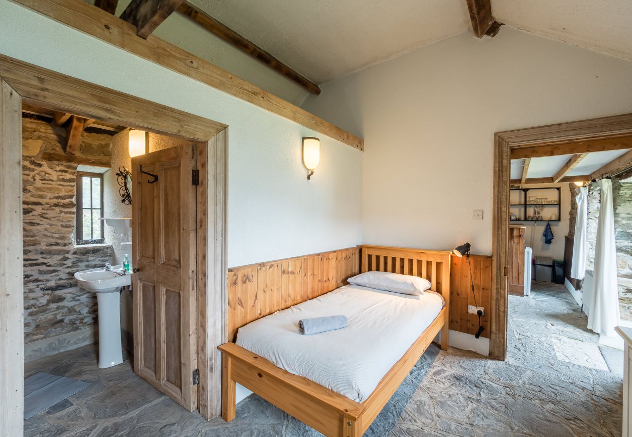 Bedroom with single bed Ventry Farm Shamrock Cottage 