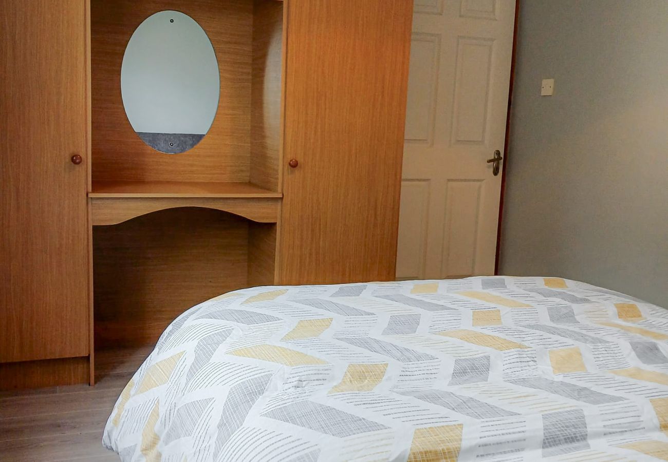 Cosy. double bedroom, wardrobe, dresser. Seamount Holiday Village No.26, Seaside Holiday Home near Courtown Village, County Wexford 