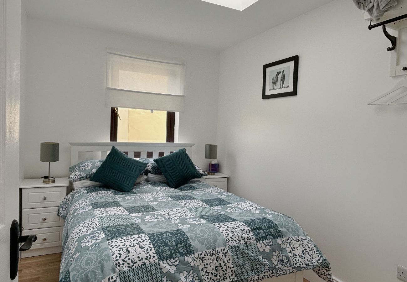 Clifden Holiday Apartment. Double bedroom, cottage compact cosy. Clean bright.