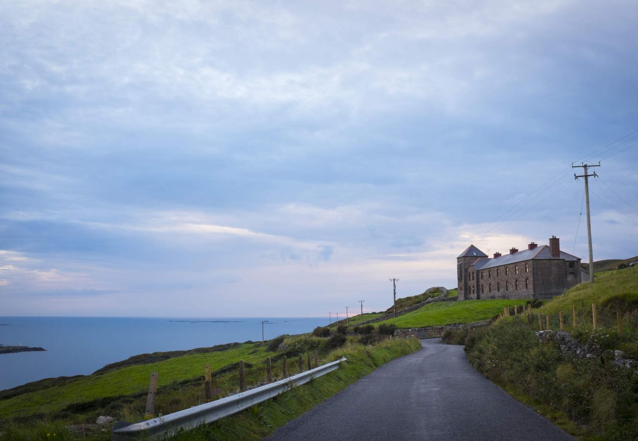 Clifden Holiday Apartment. Rugged landscape, sea views, wild atlantic way. Coastal walks. Irish scenery Errislannon peninsula. 