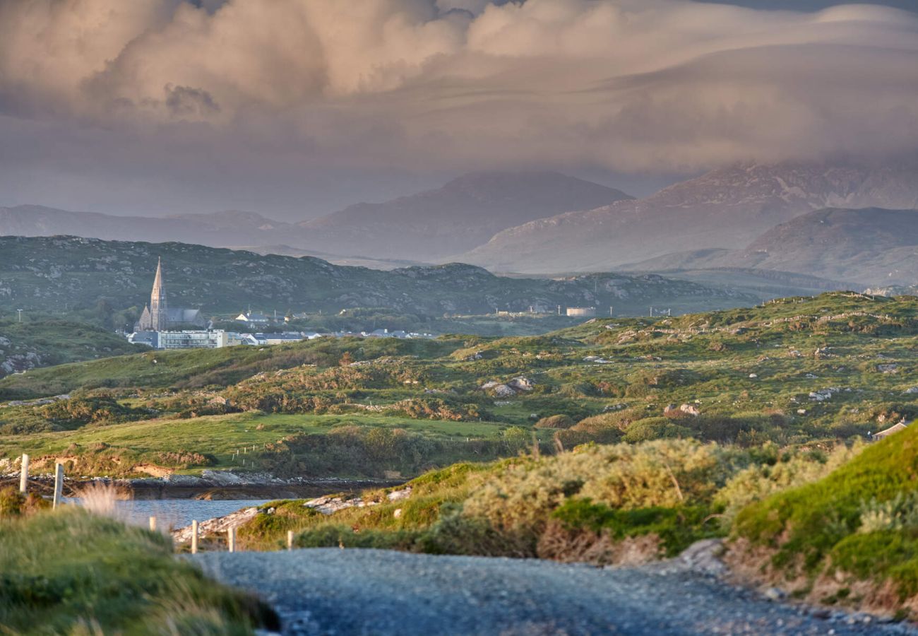 Clifden Holiday Apartment. Coastal walks, lakes, bogland and mountain views. 