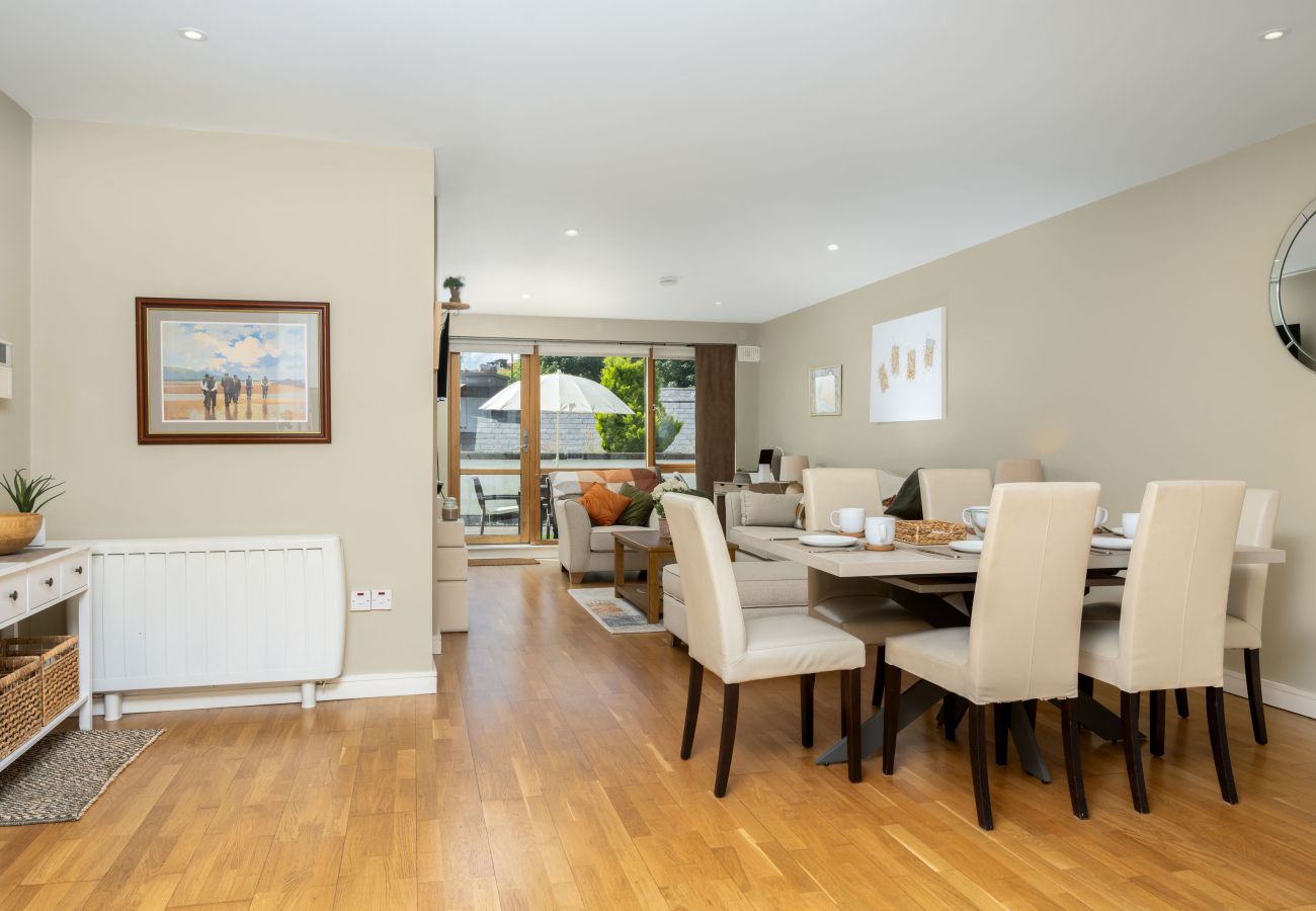 Clifden Town Apartment.Fully equipped kitchen, modern open plan. Dining table 6 chairs. Wooden flooring. Comfortable.