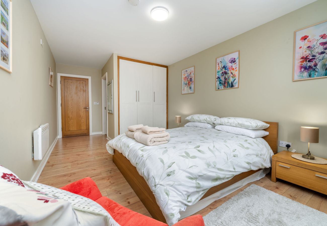 Clifden Town Apartment. King size bed. Fitted wardrobe, en-suite. Wooden floors, Modern decor.