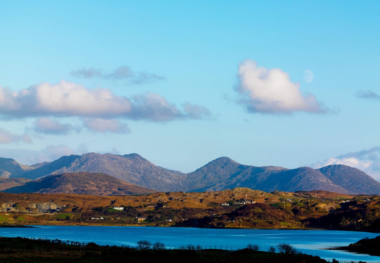 Clifden Town Apartment.Sandy beach, drive on pier. Close to sea. Mountain views. 