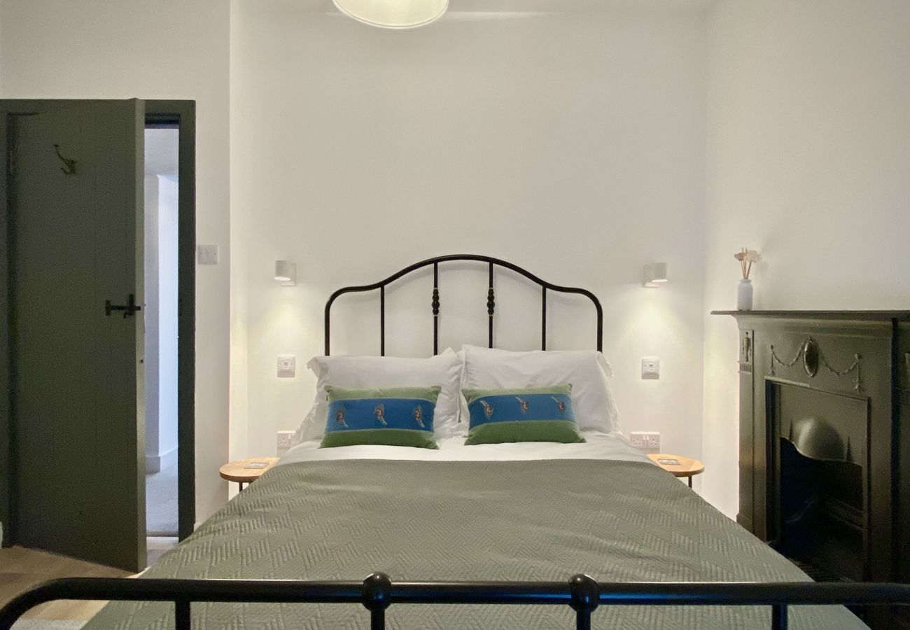 Double size bed, fitted wardrobe. Cottage style room, wrought iron bedhead.