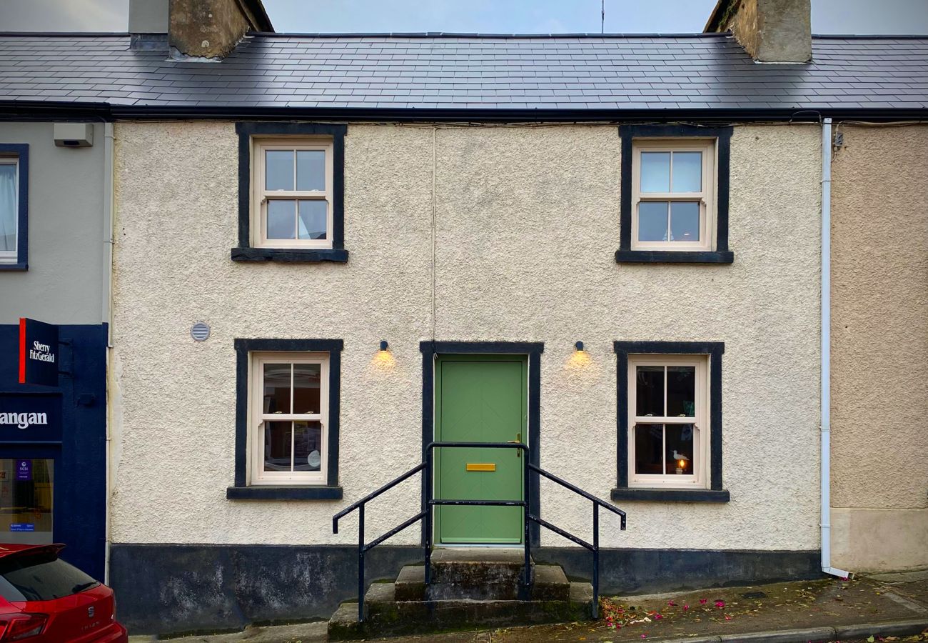 Clifden Town Townhouse. Central location close to shops and pubs in Clifden.