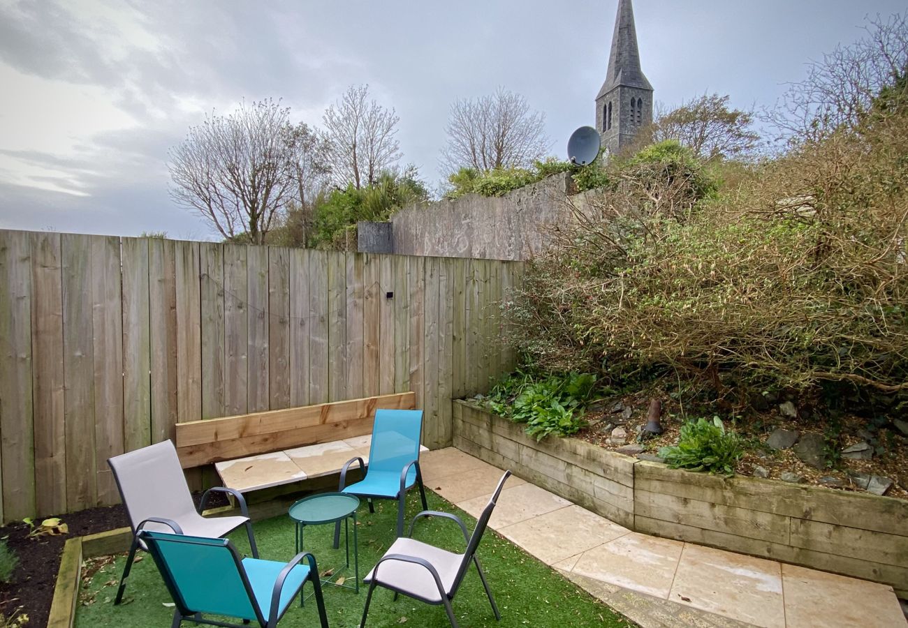 Clifden Town Townhouse. Private garden, patio. Outside dining, views of church. 