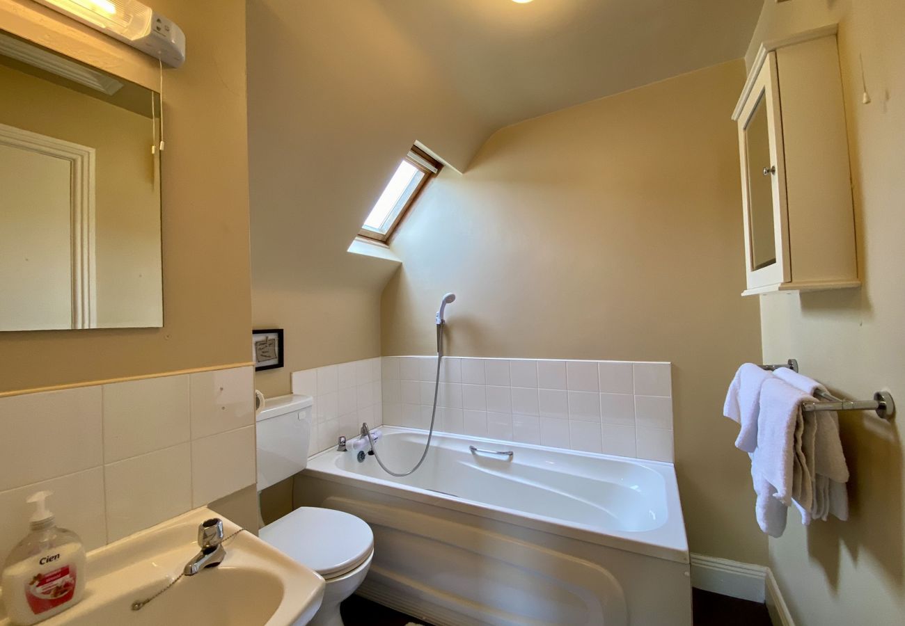 Clifden Glen Holiday Village No 30. Bathroom, WC, bath/shower. 