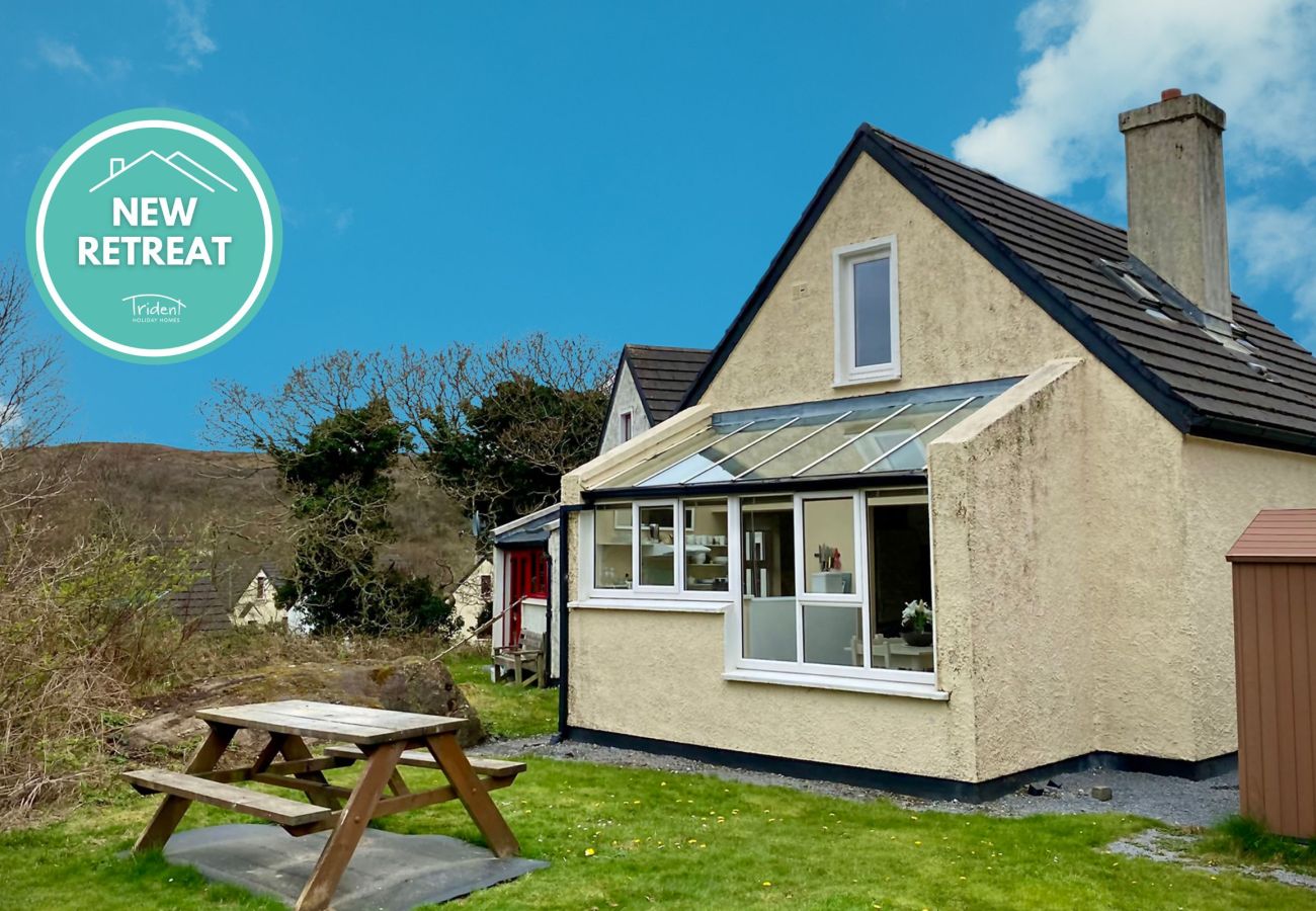 Clifden Glen Holiday Village No 30. Exterior, conservatory, garden with dining table. Countryside.