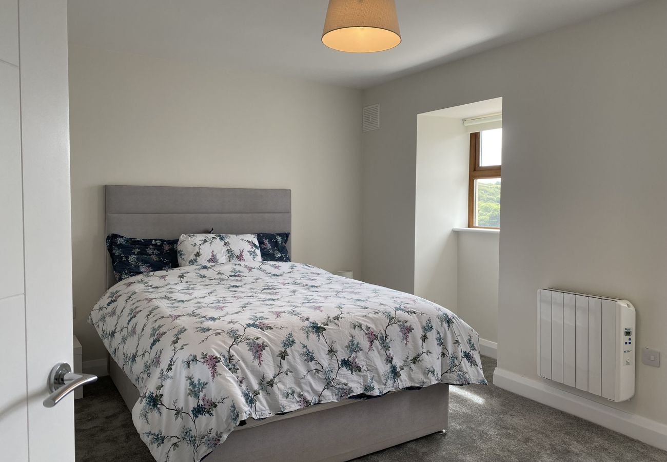 Clifden Town Holiday Apartment. King size bed, build in wardrobe, window. Contemporary decor.