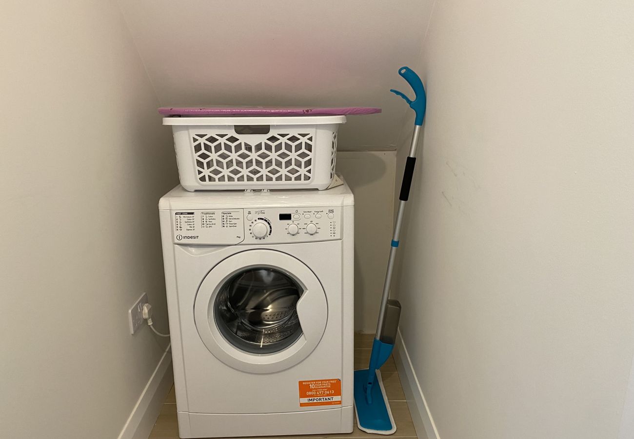 Clifden Town Holiday Apartment. Washing machine, utilities room 