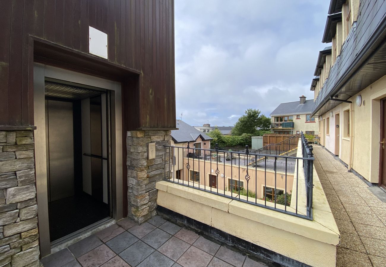 Clifden Town Holiday Apartment. Balcony with lift to courtyard. 