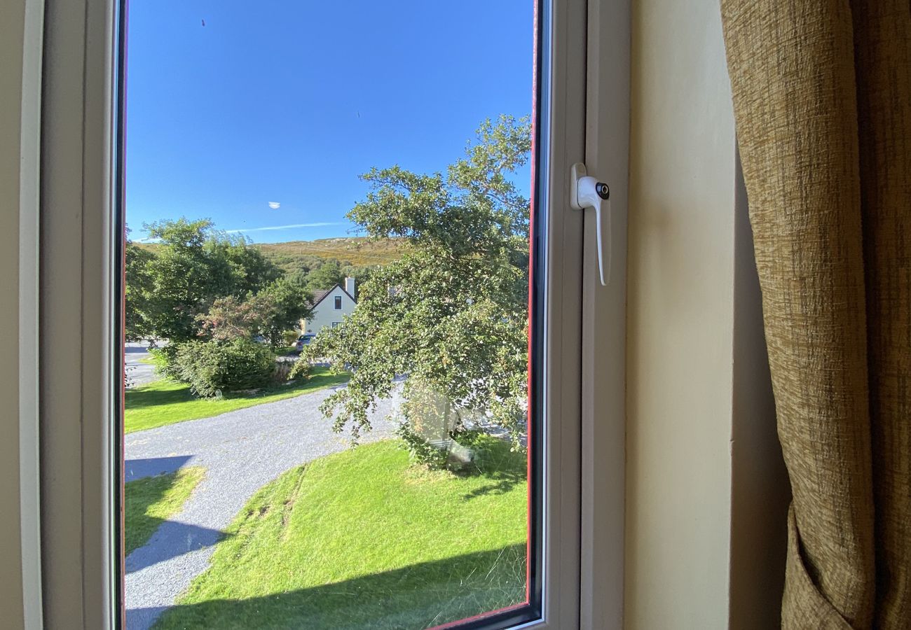 Clifden Glen Holiday Village No 58. Views to garden.