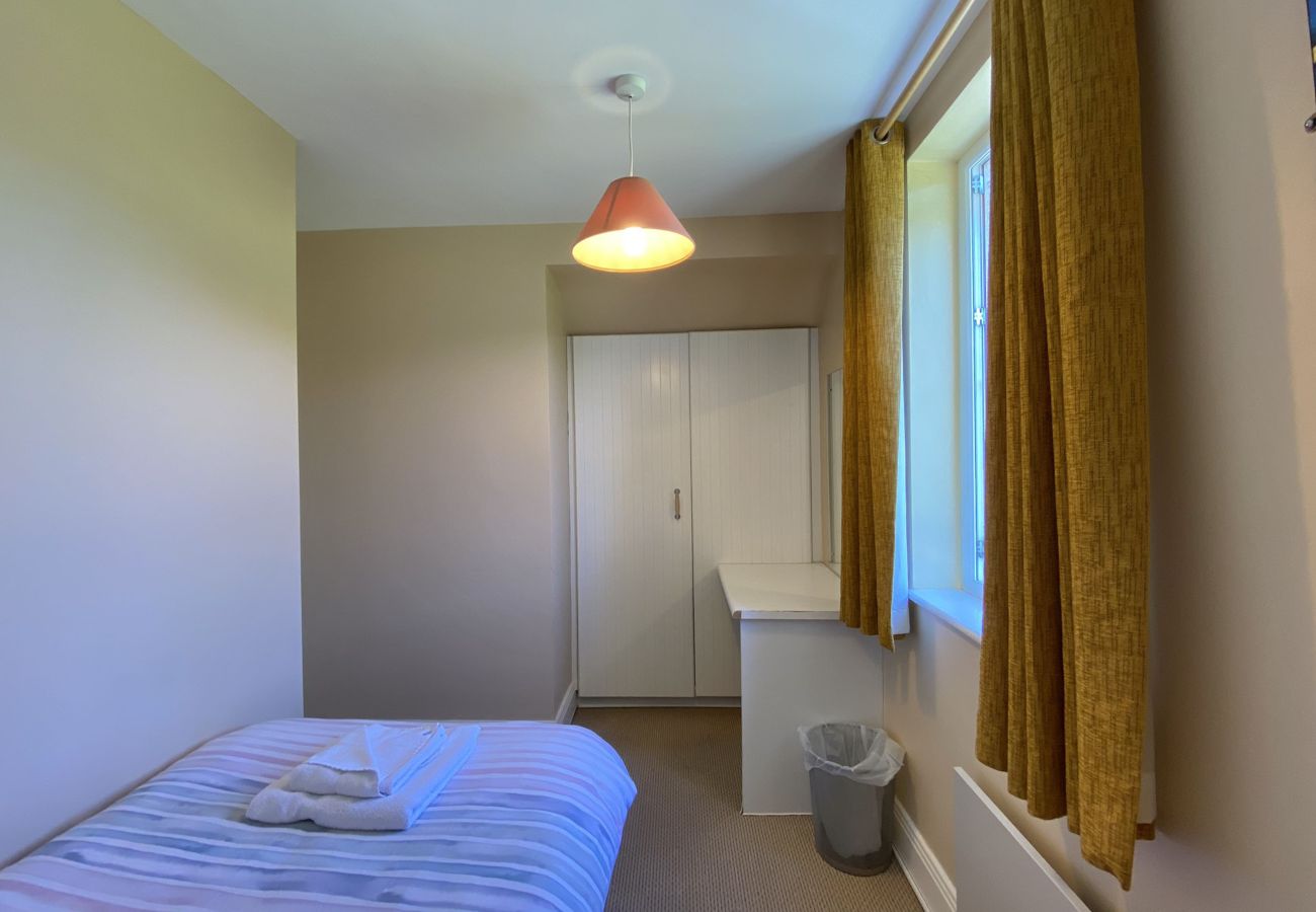 Clifden Glen Holiday Village No 58. Single bedroom. Compact cosy, view to garden. Wardrobe.