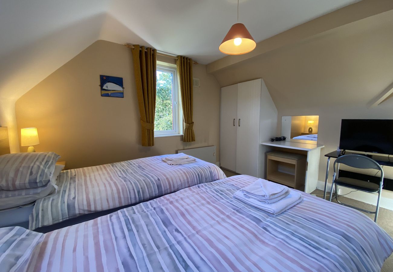 Clifden Glen Holiday Village No 58. Single beds, wardrobe, smart TV. 