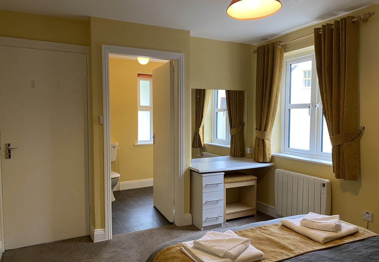 Clifden Glen Holiday Village No 11. Clifden Co Galway. Double bed, contemporary comfortable decor. En suite