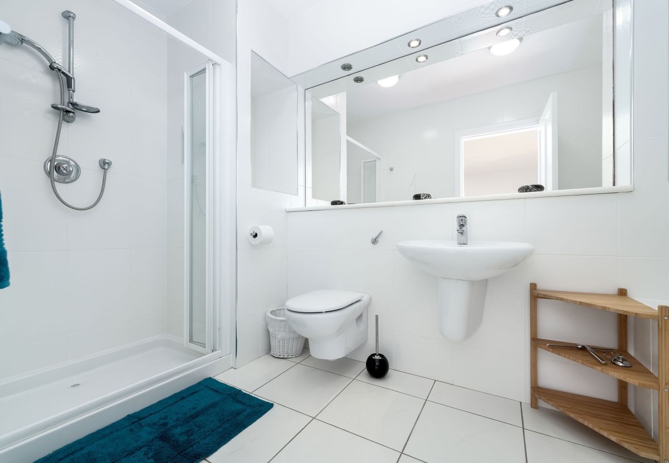 Ocean View Holiday Home. Walk in shower. WC, sink. Spacious bathroom modern tiling. Bright. 