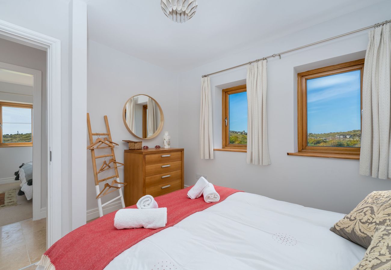 Ocean View Holiday Home. King size bed. Bright room great views. Modern decor. En suite