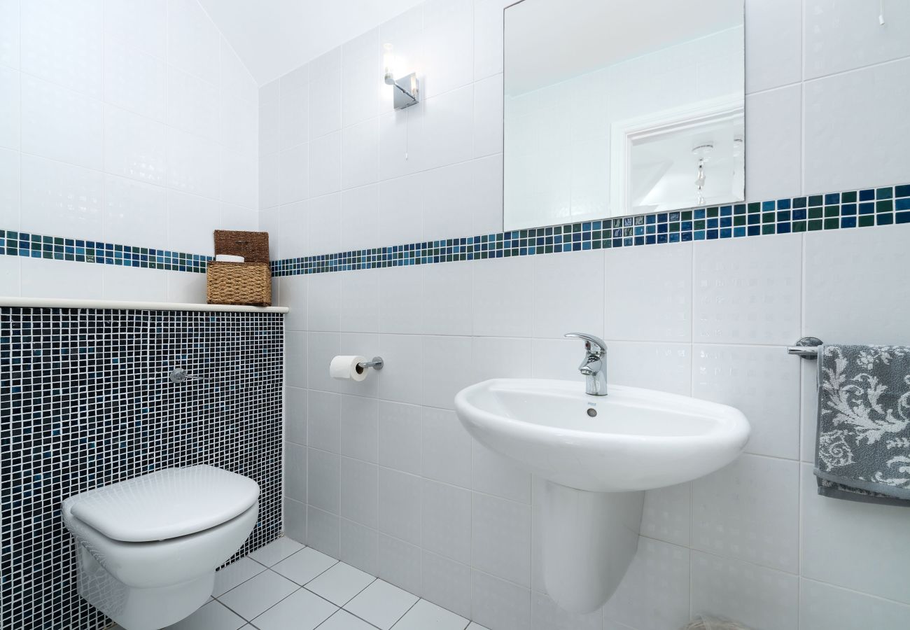 Ocean View Holiday Home. Modern tiled bathroom. WC and sink. 