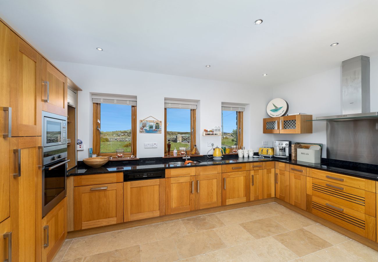 Ocean View Holiday Home.Fitted modern wood effect kitchen. All appliances. Spacious.