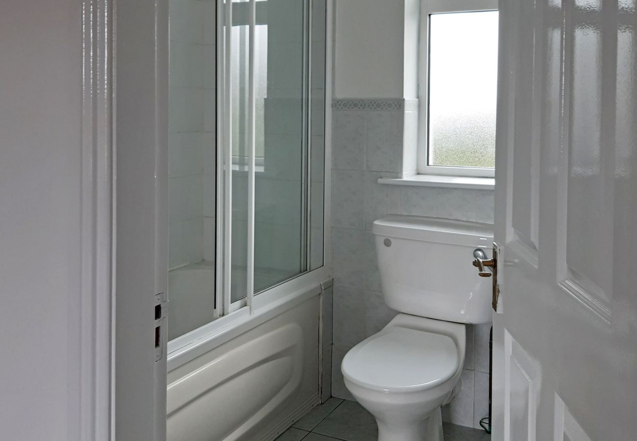 Glynsk Holiday Home. WC, bath overhead shower.