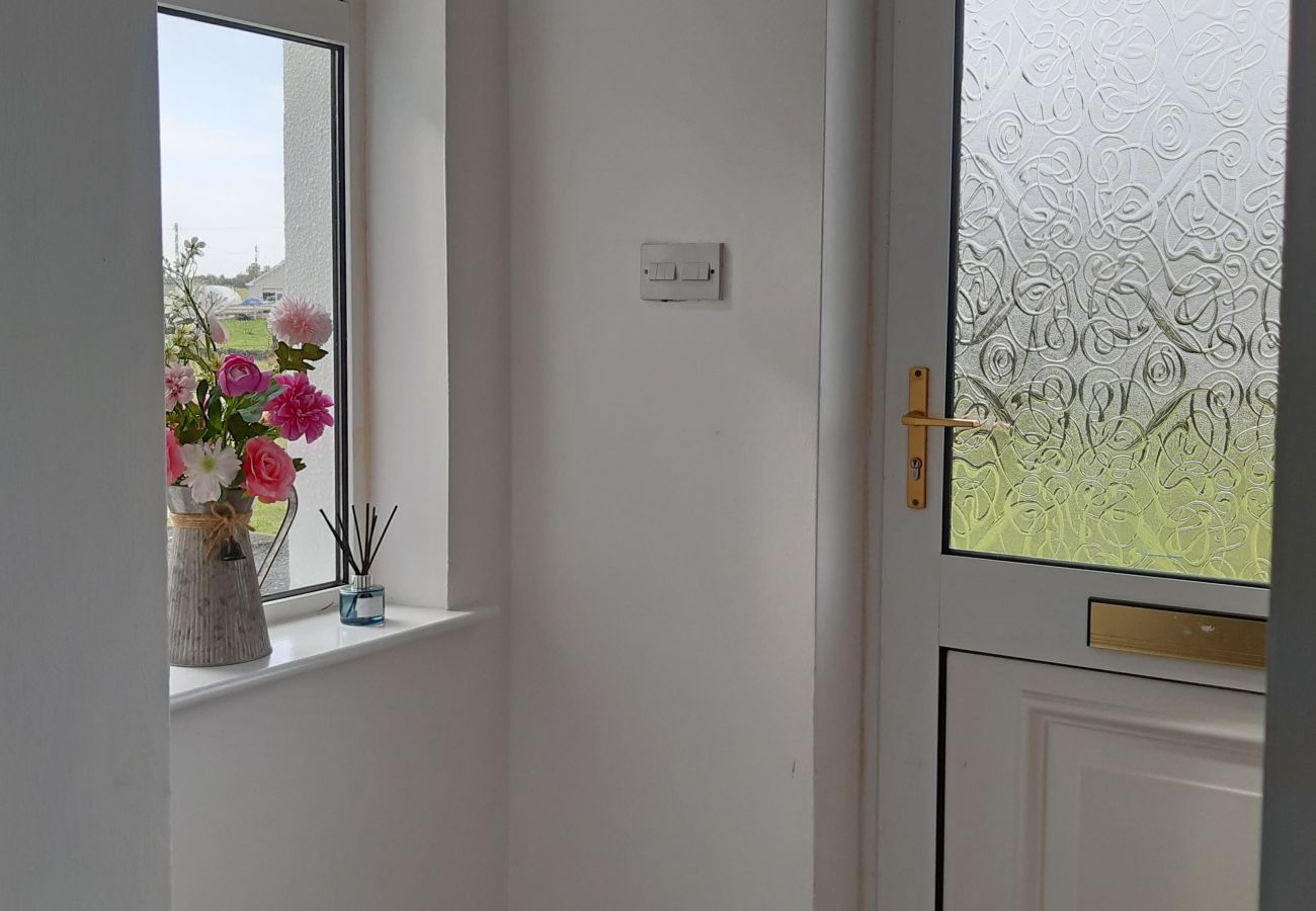 Glynsk Holiday Home. Bright hall with view to garden. 