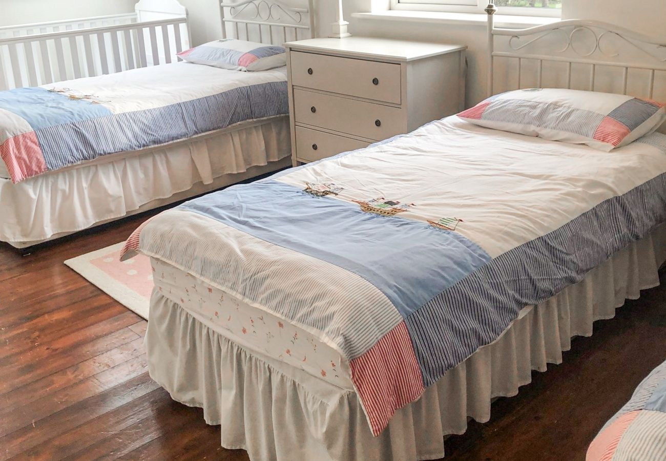 Springwood Cottage Louisburgh. Coastal holiday home. Twin beds, tasteful traditional decore. Bright room 