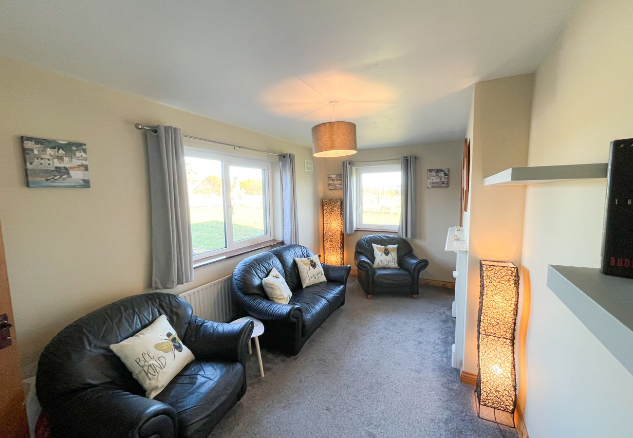Honeybee Cottage Valentia Co Kerry. Cosy dining room, comfortable seating. 