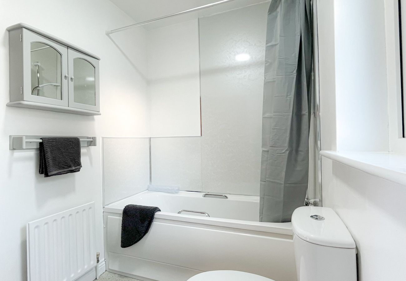 Honeybee Cottage Valentia Co Kerry. Bathroom, bath/shower, wc, sink. 