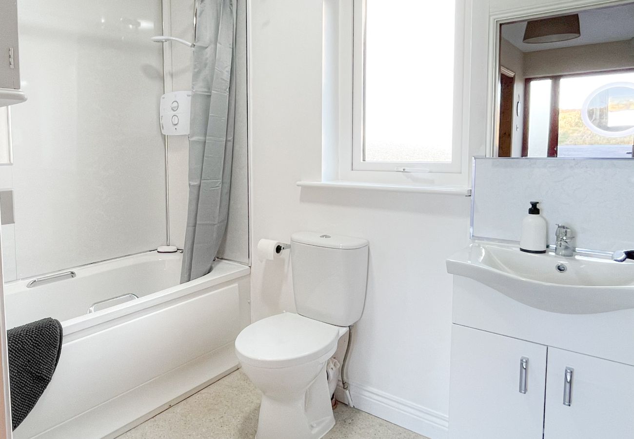 Honeybee Cottage Valentia Co Kerry. Modern bathroom, shower/bath, wc, sink. 