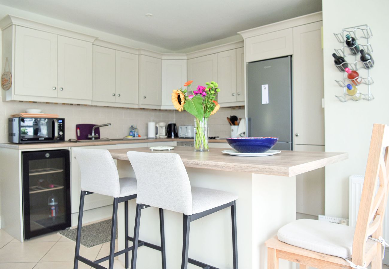 Skellig Fuchsia Lodge Ballinskelligs. Holiday home with newly designed kitchen fully equipped. Bright and spacious. 
