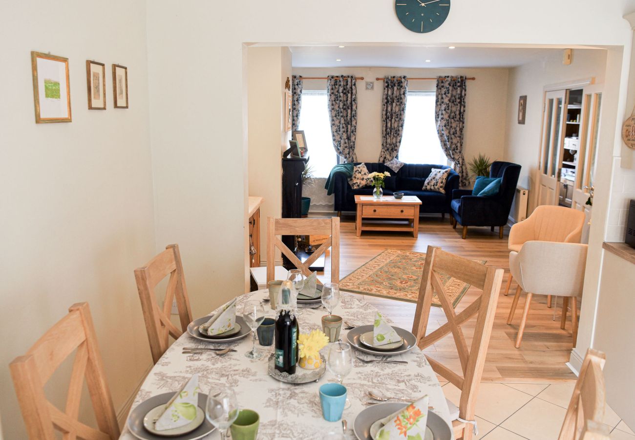 Skellig Fuchsia Lodge Ballinskelligs. Holiday home, in Co Kerry. Open plan dining lounge. Dining for 6. Comfortable lounge suite. 