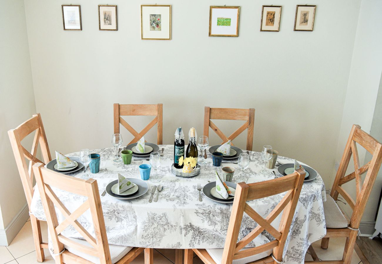 Skellig Fuchsia Lodge Ballinskelligs. Holiday home dining area, seating for six, open plan bright area. 