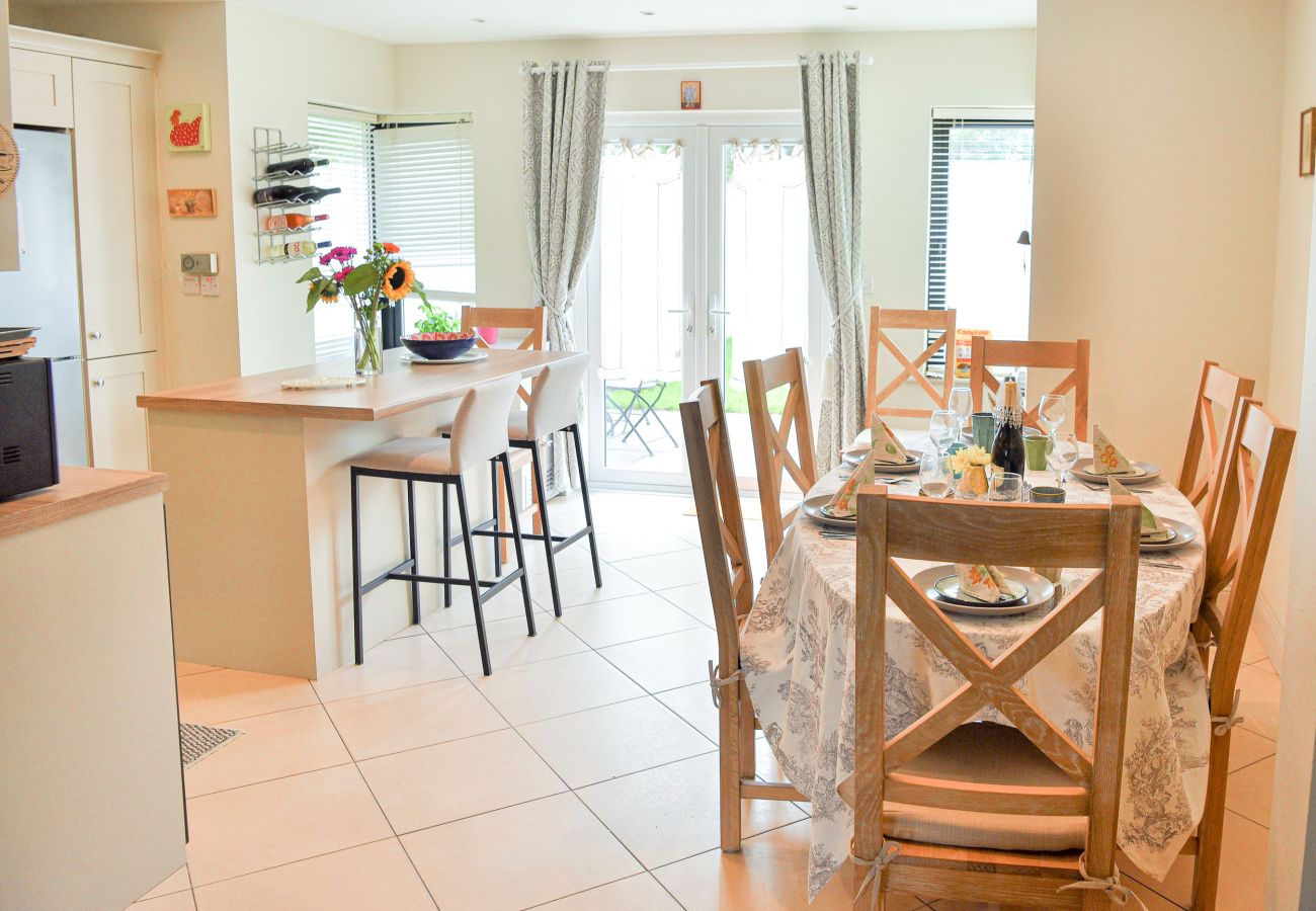 Skellig Fuchsia Lodge Ballinskelligs. Holiday home dining area, seating for six, open plan bright area. 