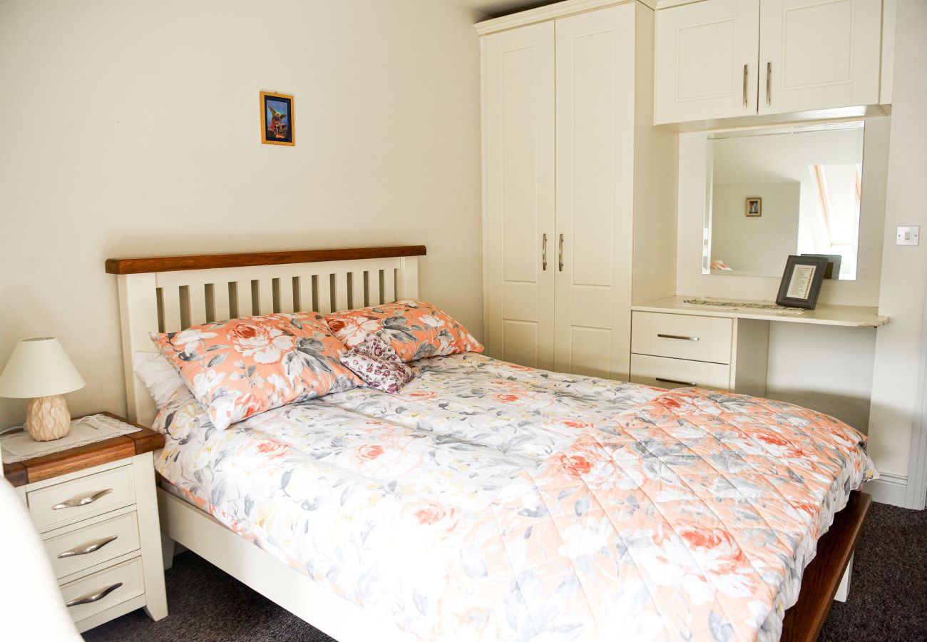 Skellig Fuchsia Lodge Ballinskelligs. Double room, bright room, dressing table and storage. 