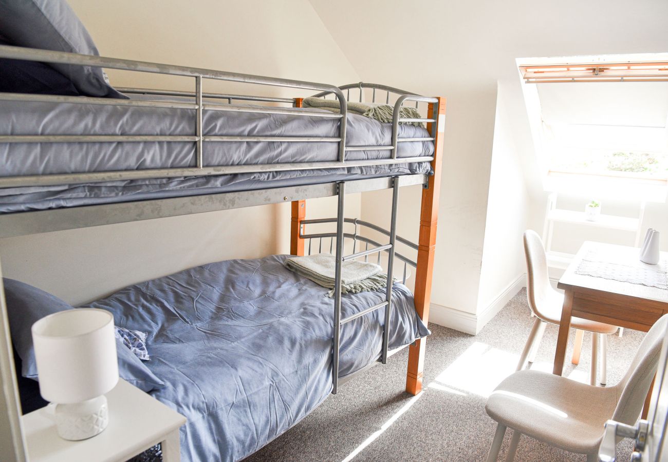 Skellig Fuchsia Lodge Ballinskelligs. Bunk beds, bright large window and contemporary furnishing.