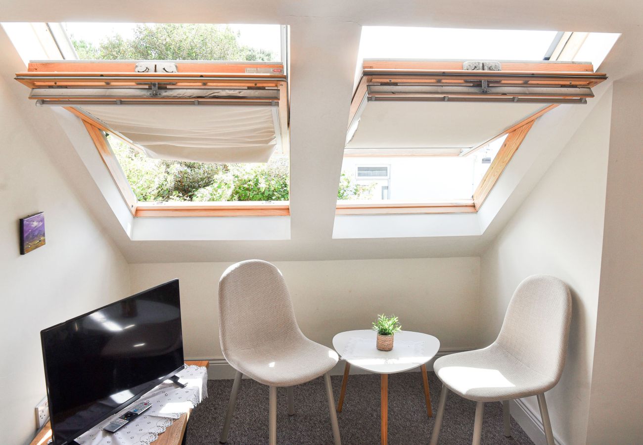 Skellig Fuchsia Lodge Ballinskelligs. Attic room, velux windows, modern seating. 