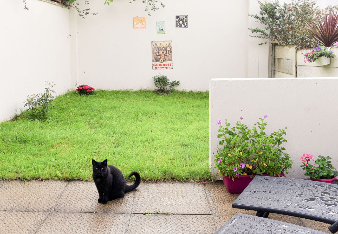 Skellig Fuchsia Lodge Ballinskelligs.  Holiday home private walled garden. 