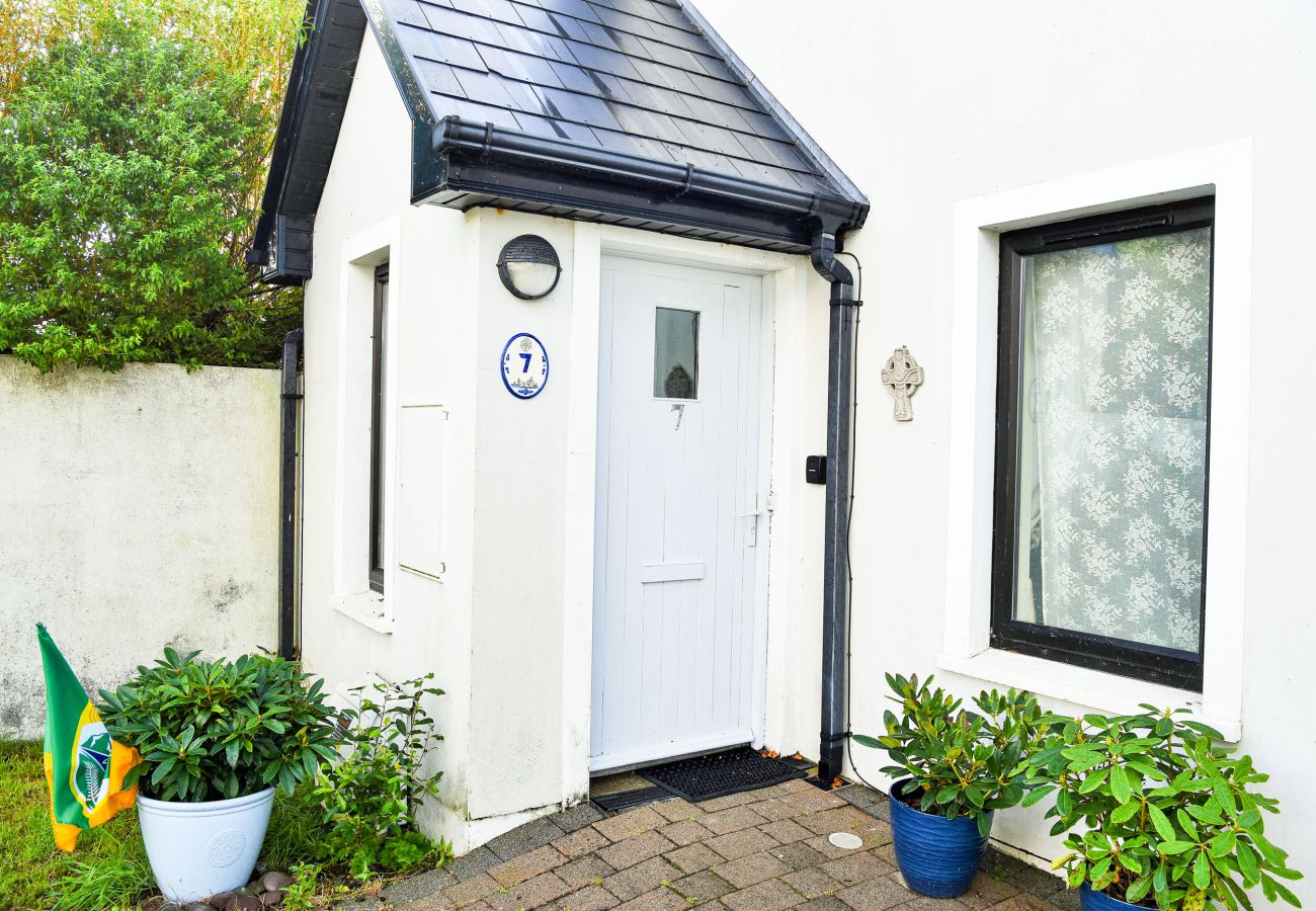 Skellig Fuchsia Lodge Ballinskelligs. Holiday home lodge. Patio and porch and flowers. 