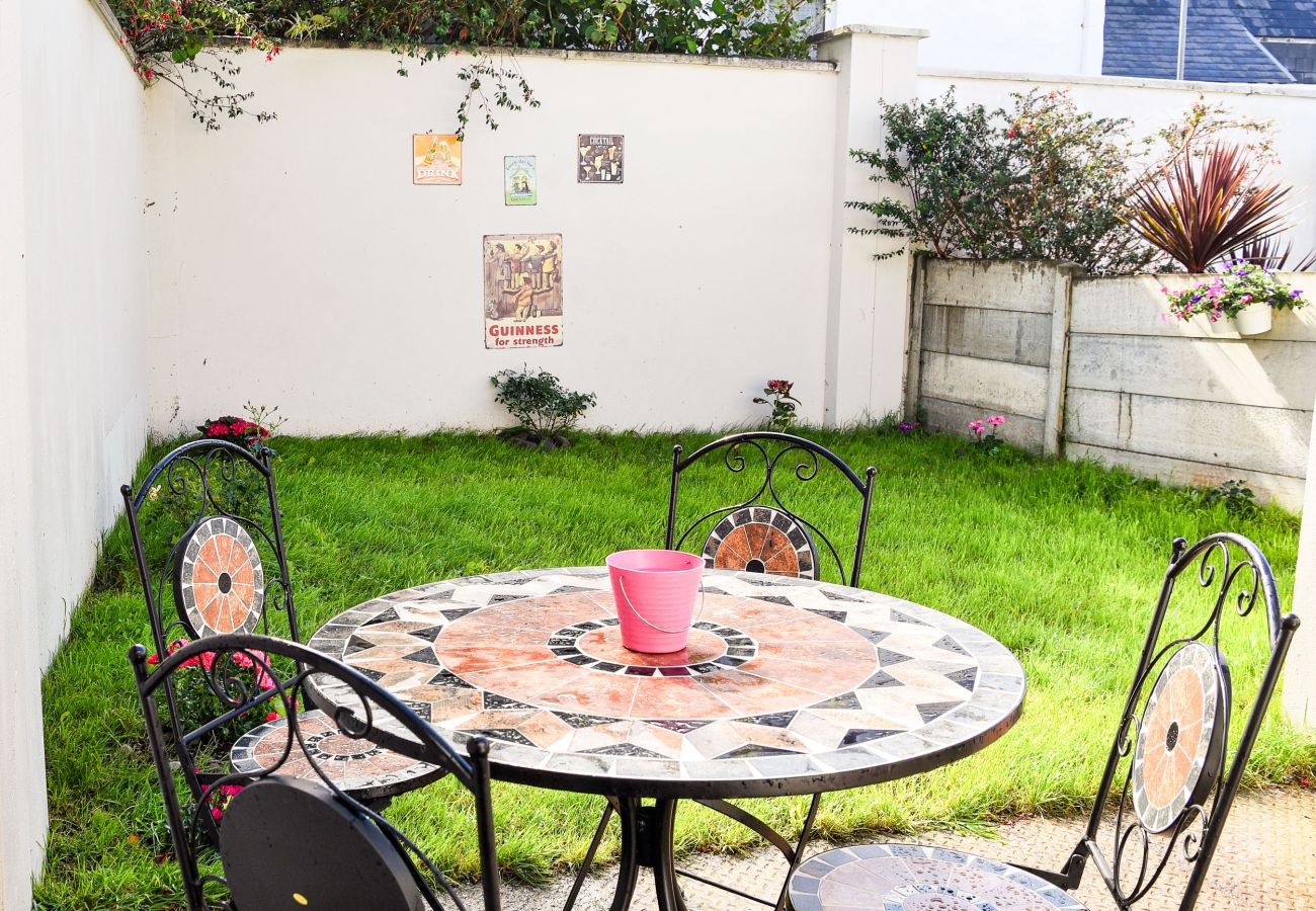 Skellig Fuchsia Lodge Ballinskelligs. Outdoor dining in private walled garden. Fuchsia flowers. 