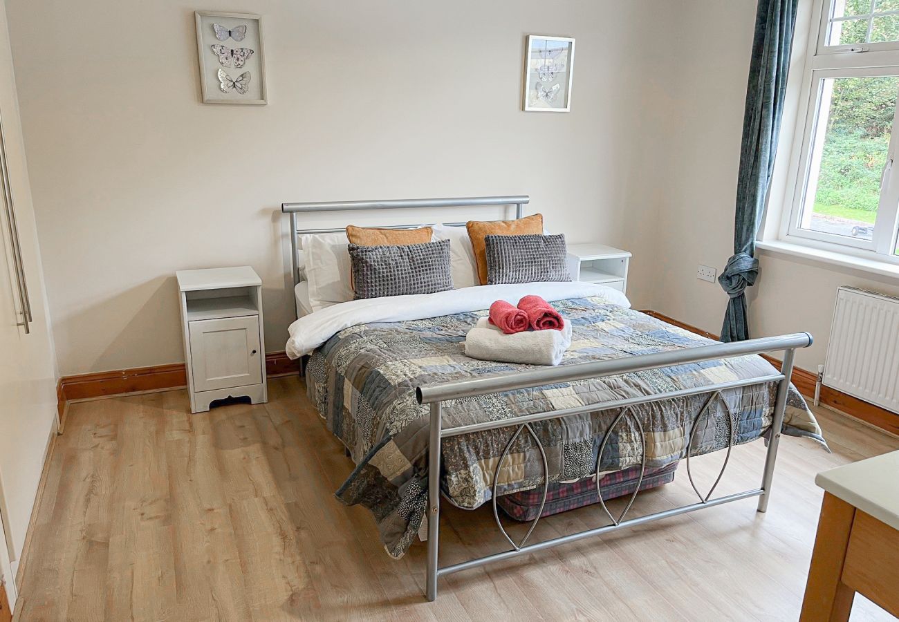 Fishermans Grove Holiday Home No. 21. Double bedroom. Modern Fishermans Grove Holiday Home No. 21. Double bedroom. Modern, clean, bright mimilist.