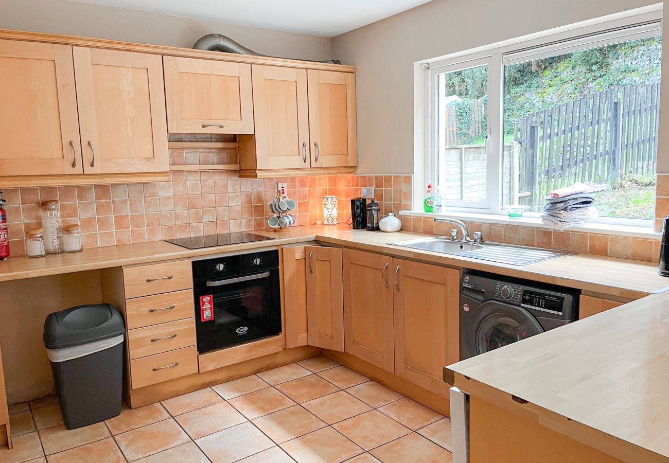 Fishermans Grove No 21. Kitchen  Fishermans Grove No 21. Open plan modern bright kitchen.